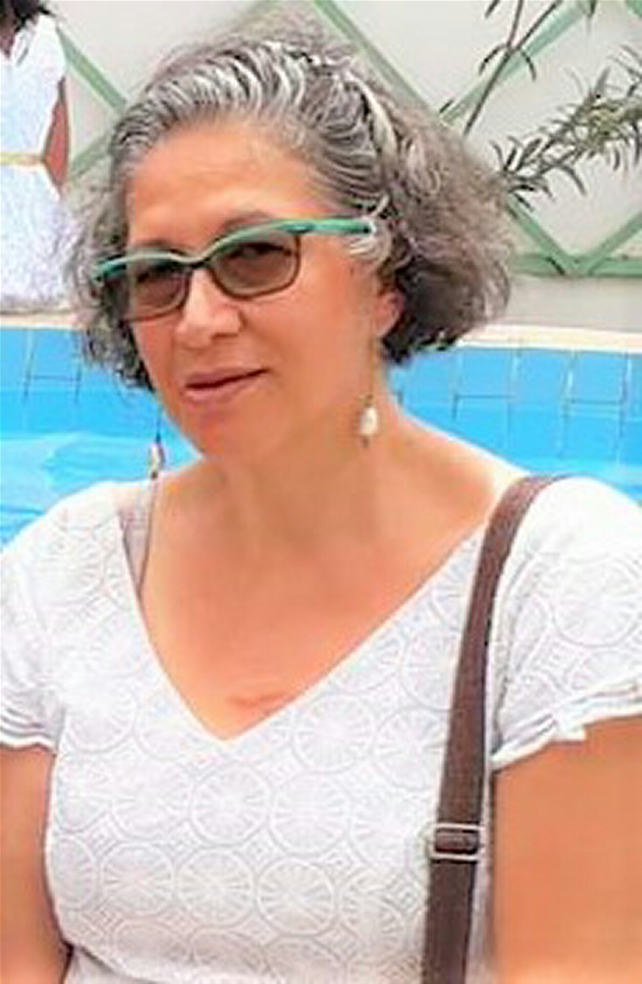 WOMAN WITH GREY HAIR POSING FOR PICTURE